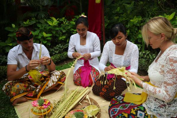 Making Balinese Offerings